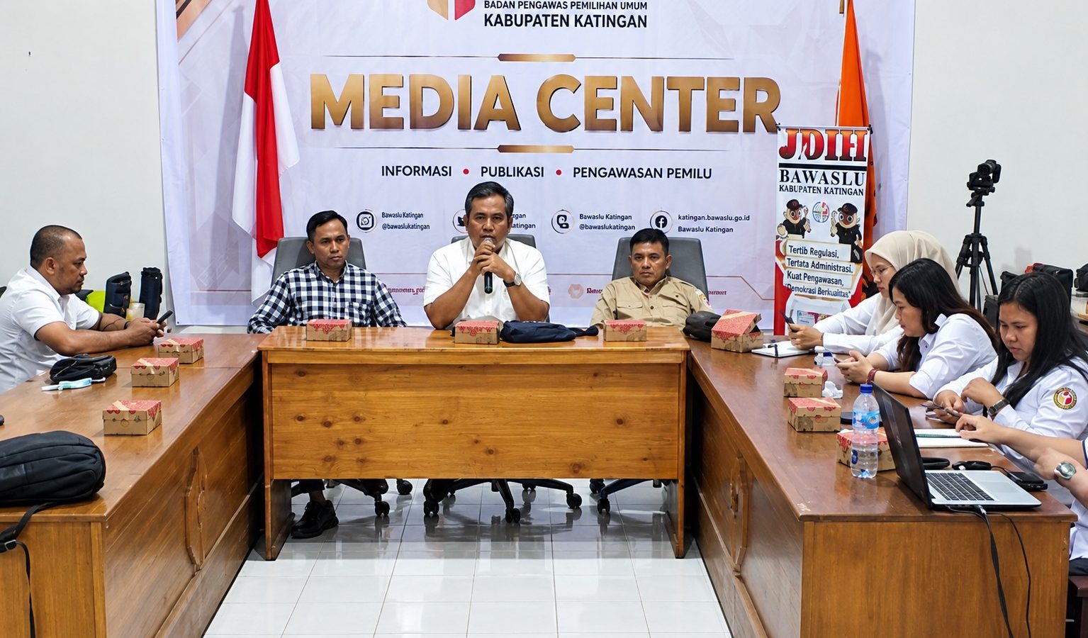 Anggota Bawaslu Kabupaten Katingan sekaligus Koordinator Divisi HP2H, Usman Sitepu, menyampaikan keterangan pers terkait temuan 17 nama pemilih yang perlu diperbaiki dalam PDPB.