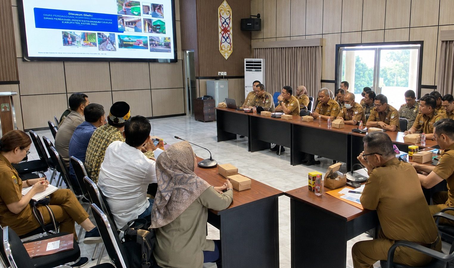 Asisten II Setda Murung Raya K. Zen Wahyu Priyatna memimpin rapat persiapan pembongkaran dan relokasi pedagang Pasar Pelita Hilir, Puruk Cahu.