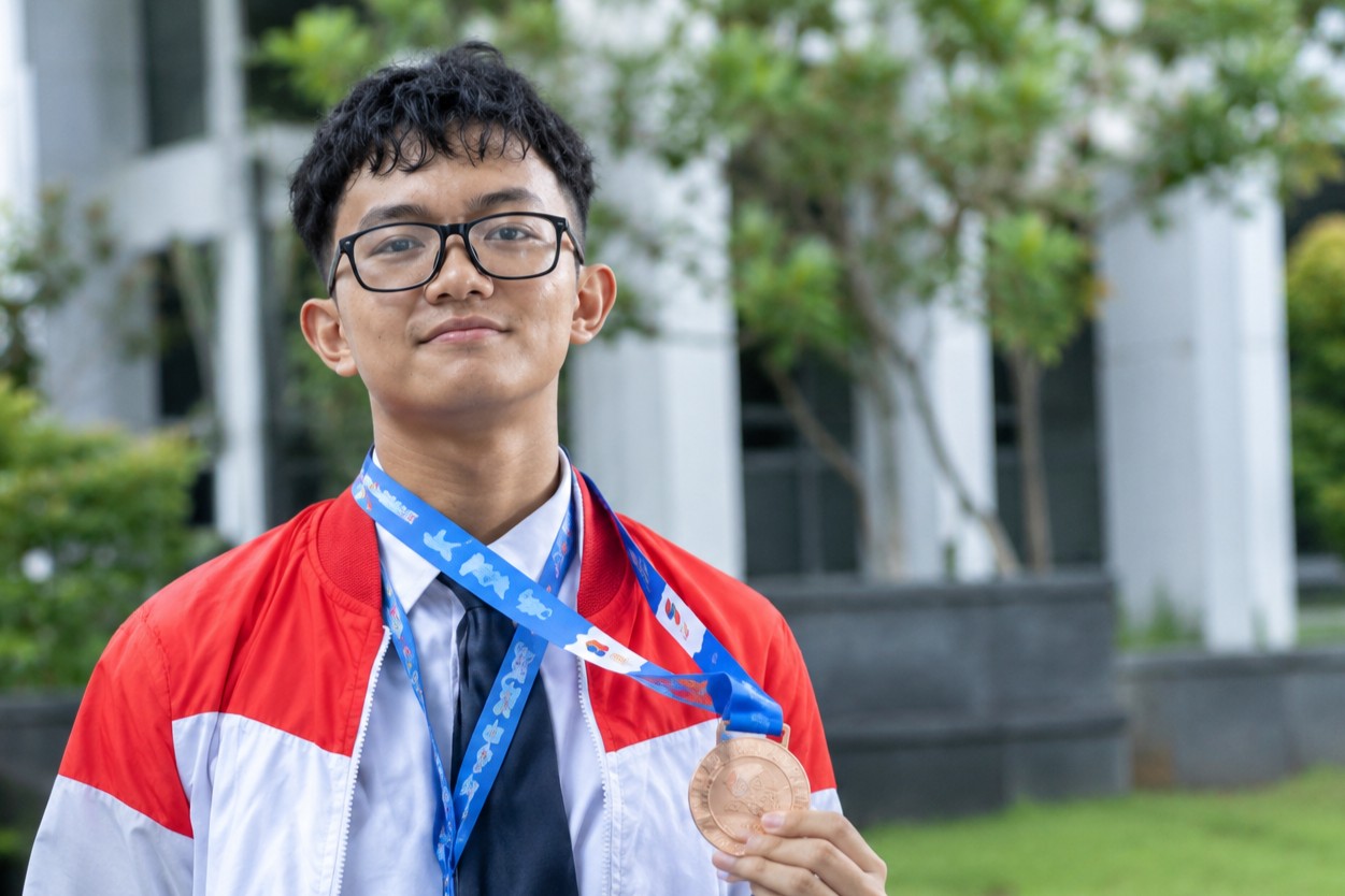 Axel Giyofandhi, siswa SMAN 1 Sampit, meraih medali perunggu OSN Biologi Nasional 2026 di Malang.