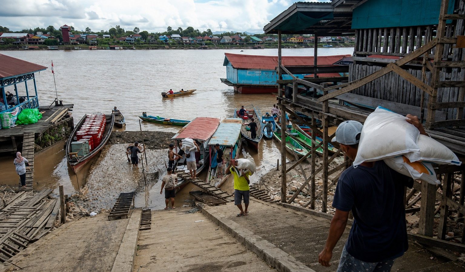 Bantuan pangan diangkut melalui jalur sungai untuk menjangkau warga di beberapa wilayah Kalimantan Tengah.