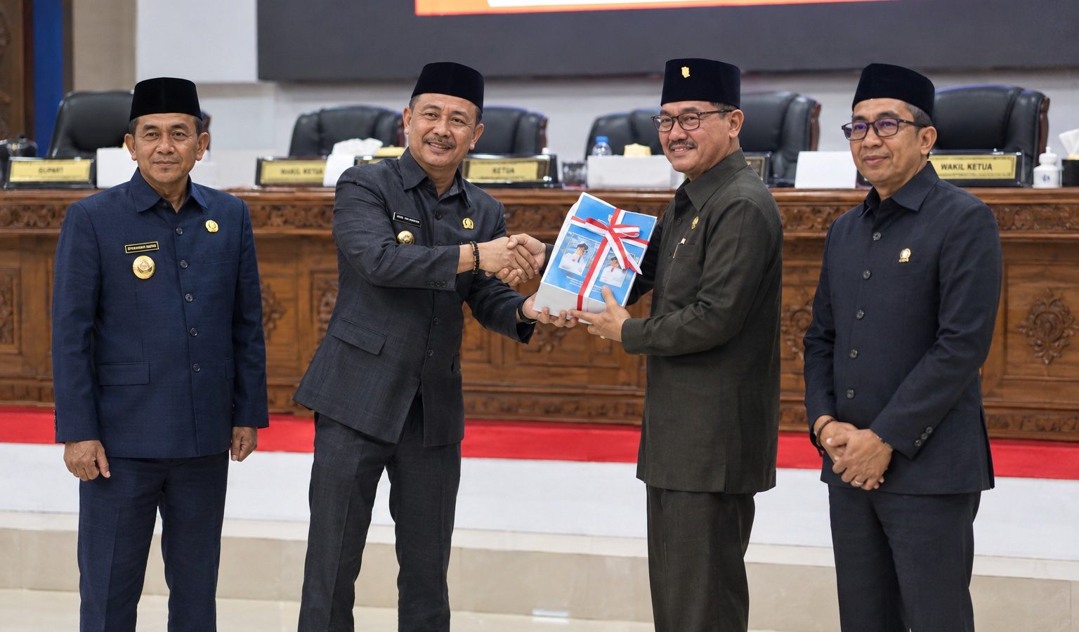 Bupati Barito Selatan Eddy Raya Samsuri menyerahkan Raperda Perubahan APBD 2026 dalam rapat paripurna DPRD.