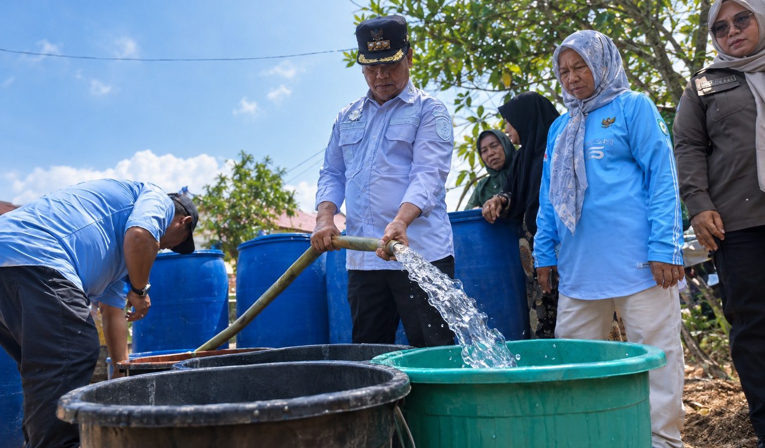 Bupati Kotawaringin Timur Halikinnor menyalurkan bantuan air bersih kepada warga di wilayah selatan Kotim yang terdampak krisis air bersih akibat kemarau.