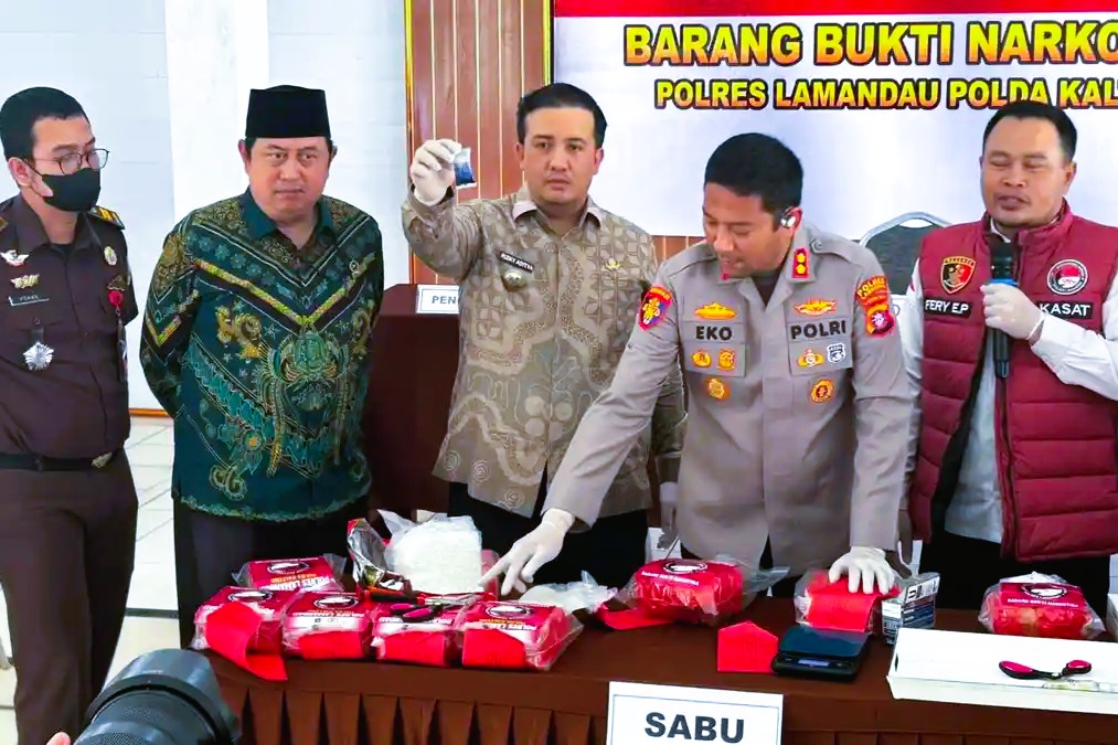 Bupati Lamandau Risky Aditya Putra saat pers liris pemusnahan barang bukti Narkotika jenis sabu, di aula Joglo Mapolres Lamandau.