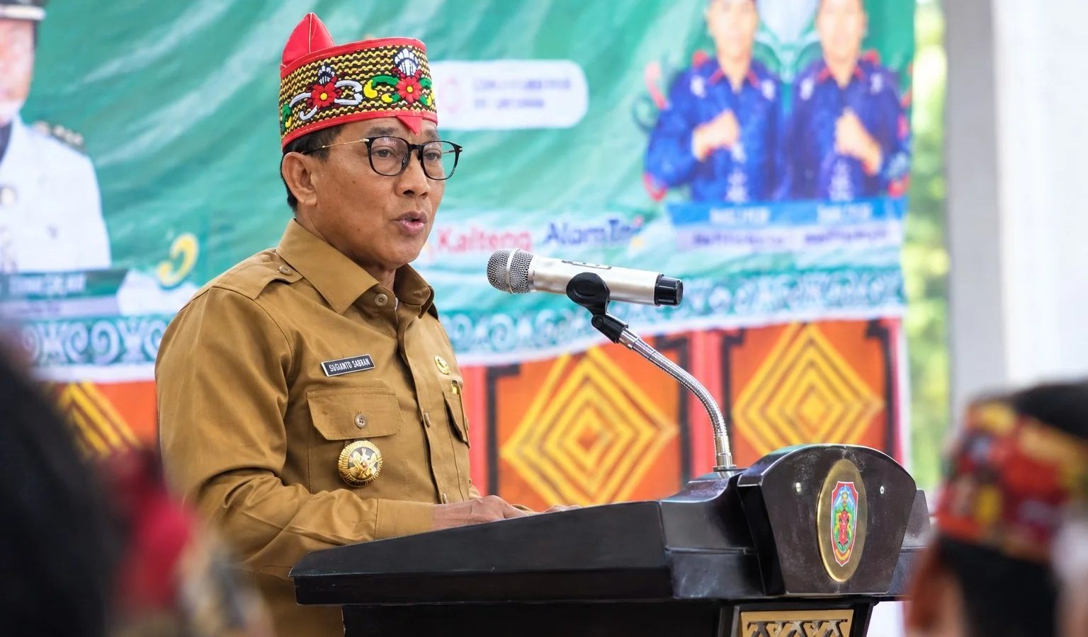 Bupati Murung Raya Heriyus saat membahas evaluasi Program Kartu HEBAT Mahasiswa.