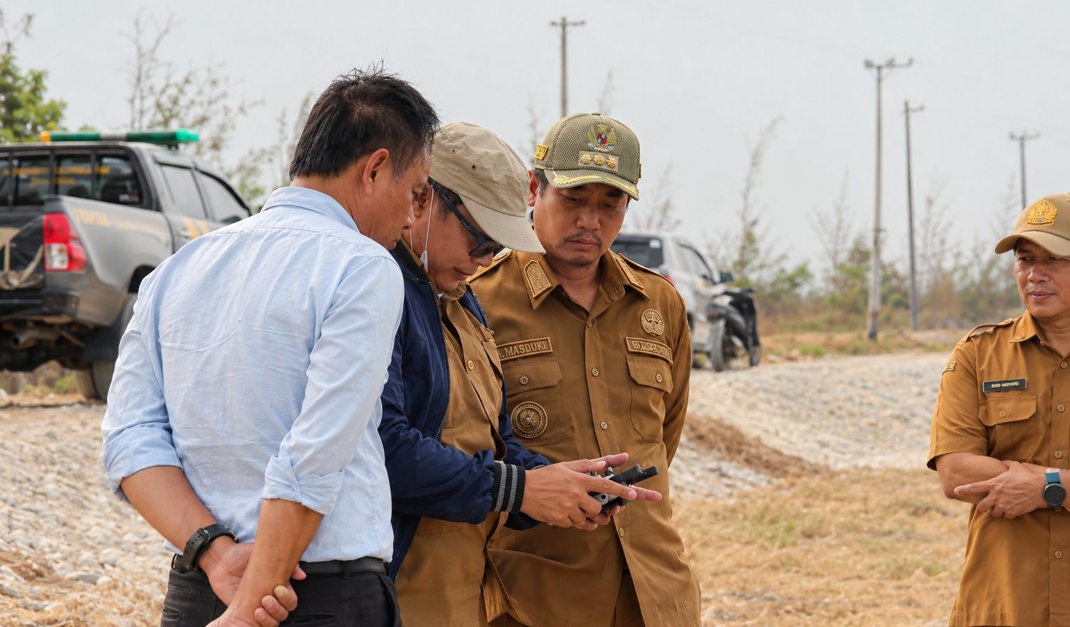 Bupati Sukamara, Masduki melakukan peninjauan ke lokasi Embung Tampenek bersama dinas terkait dan manajemen Perumda Air Minum.