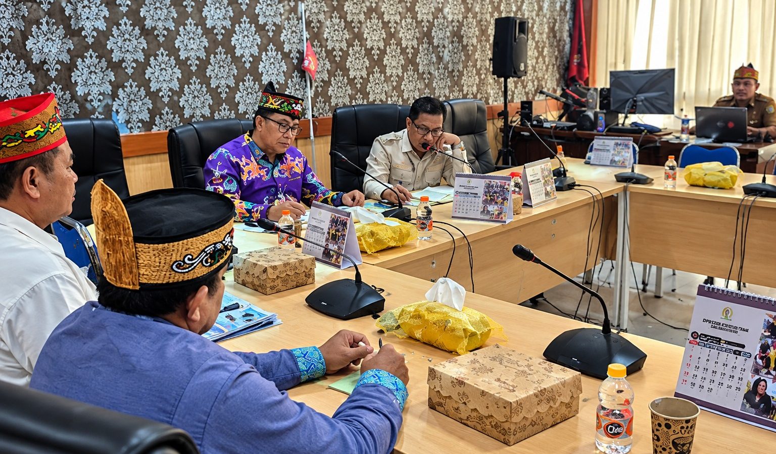 DPRD Palangka Raya melakukan audiensi bersama DAD Kota Palangka Raya membahas rencana Raperda Hukum Pidana Adat.