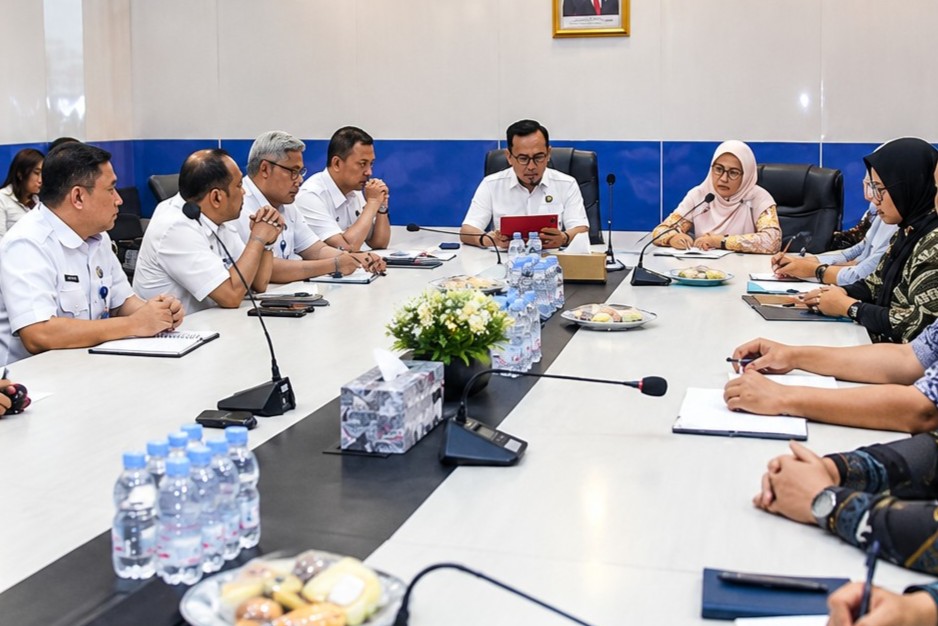 Deputi Pemberantasan BNN RI Aswin Sipayung dan para Direktur Pemberantasan BNN RI, berdiskusi dengan Plt Deputi PPATK Diana Soraya Noor terkait penelusuran aliran dana narkotika.