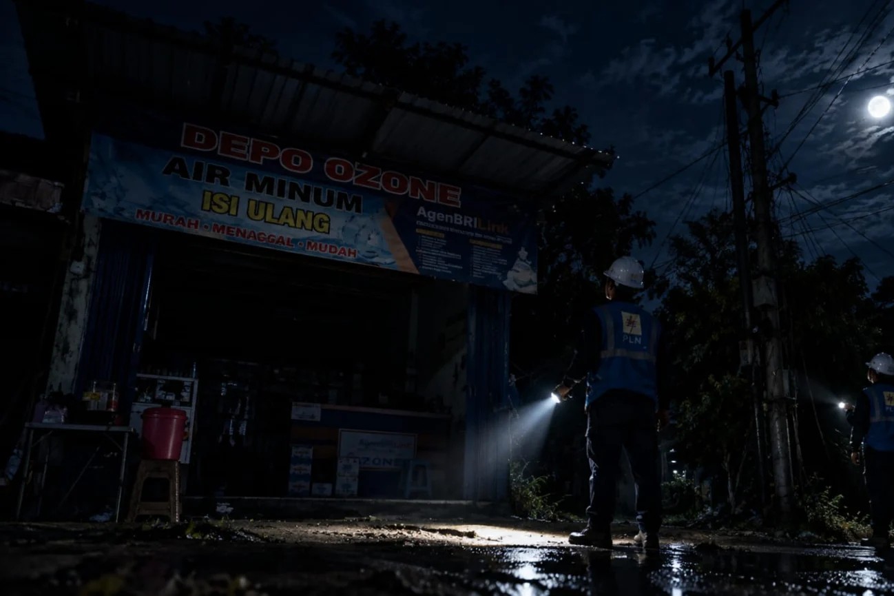 Petugas PLN menyusuri lokasi dalam gelap saat listrik padam.