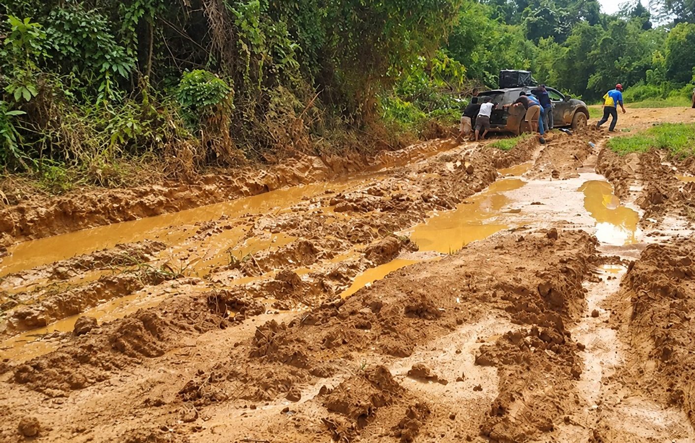 Jalan pedalaman di wilayah Katingan tampak berlumpur dan dipenuhi genangan setelah diguyur hujan, membuat akses kendaraan menuju kawasan hulu sangat bergantung pada kondisi cuaca.