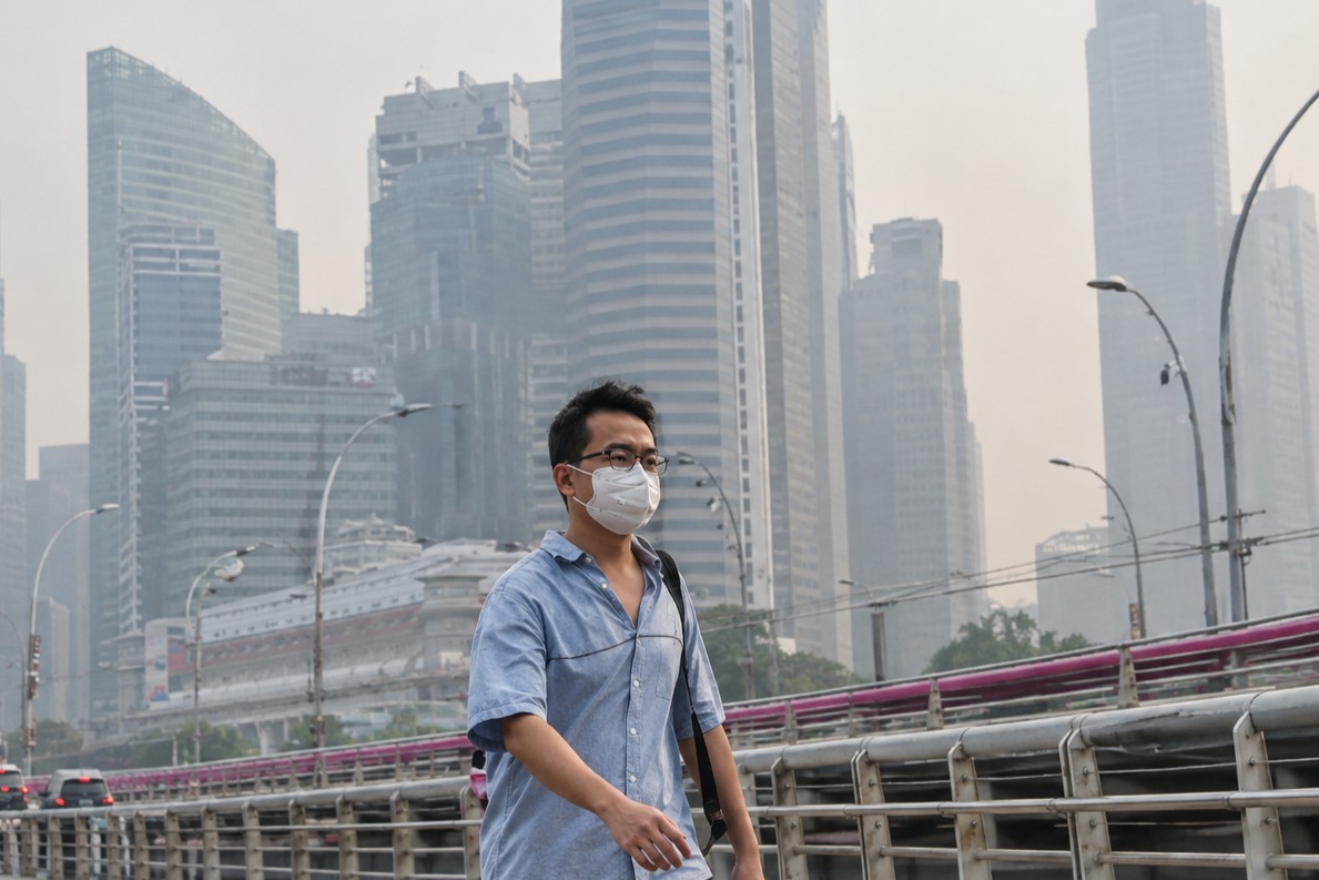 Kabut asap akibat kebakaran hutan dan lahan menyelimuti kawasan Singapura; pemantauan regional terhadap potensi asap lintas batas.