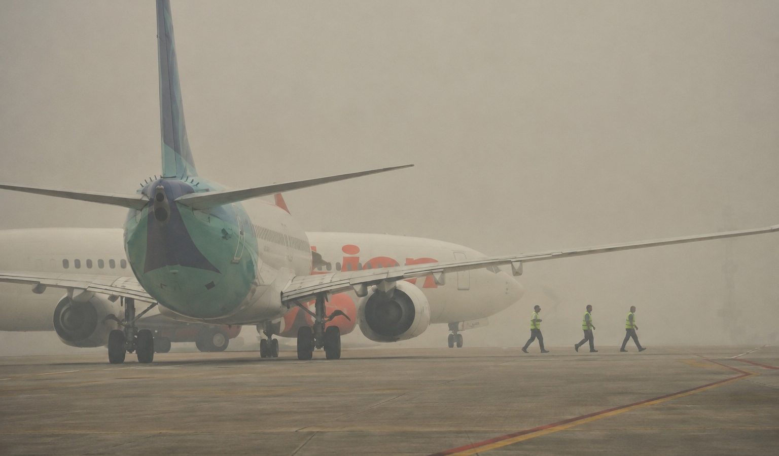 Kabut asap akibat karhutla mengganggu jarak pandang sehingga mengganggu penerbangan di sejumlah bandara.