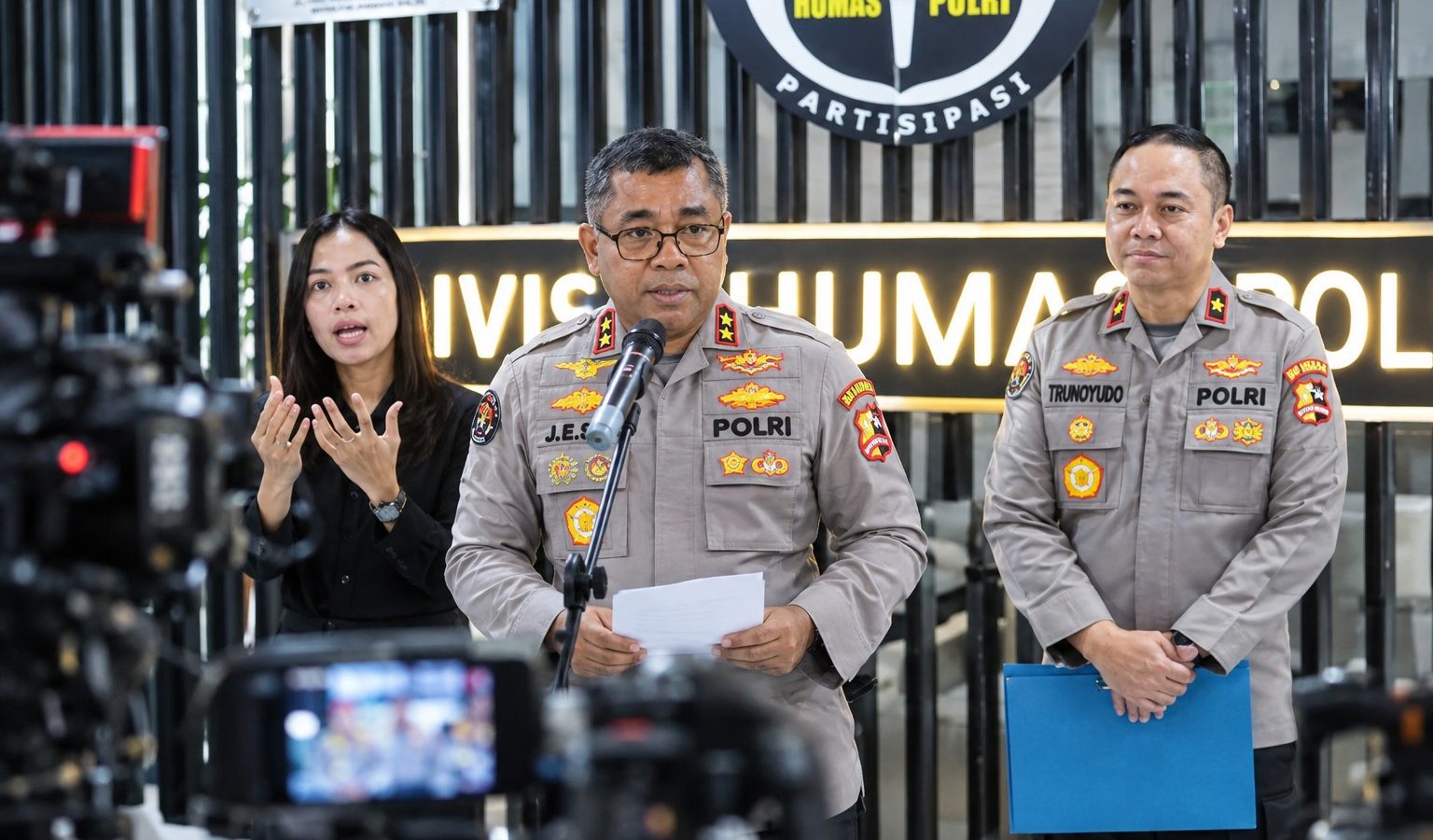 Kadiv Humas Polri Irjen Pol. Johnny Eddizon Isir menyampaikan perkembangan penanganan perkara kecelakaan KM Virgo Transport 8 di Perairan Laut Jawa, yang kini dilanjutkan Mabes Polri.
