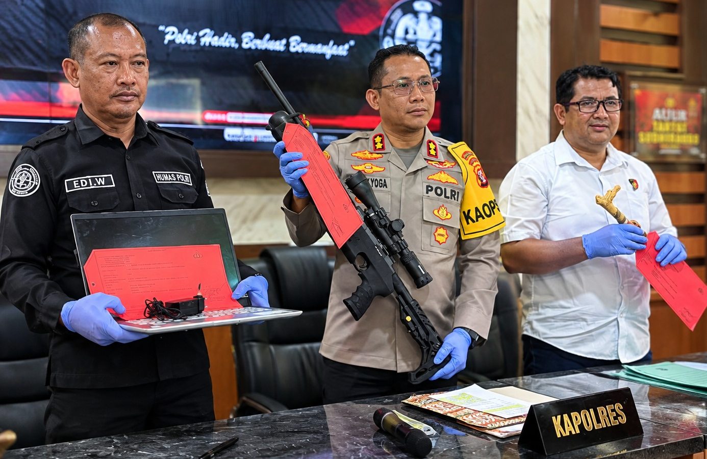 Kapolres Kotawaringin Timur menunjukkan barang bukti dalam pengungkapan dugaan pencurian yang diduga terjadi di 16 TKP. (dok. HMS Polres Kotim)