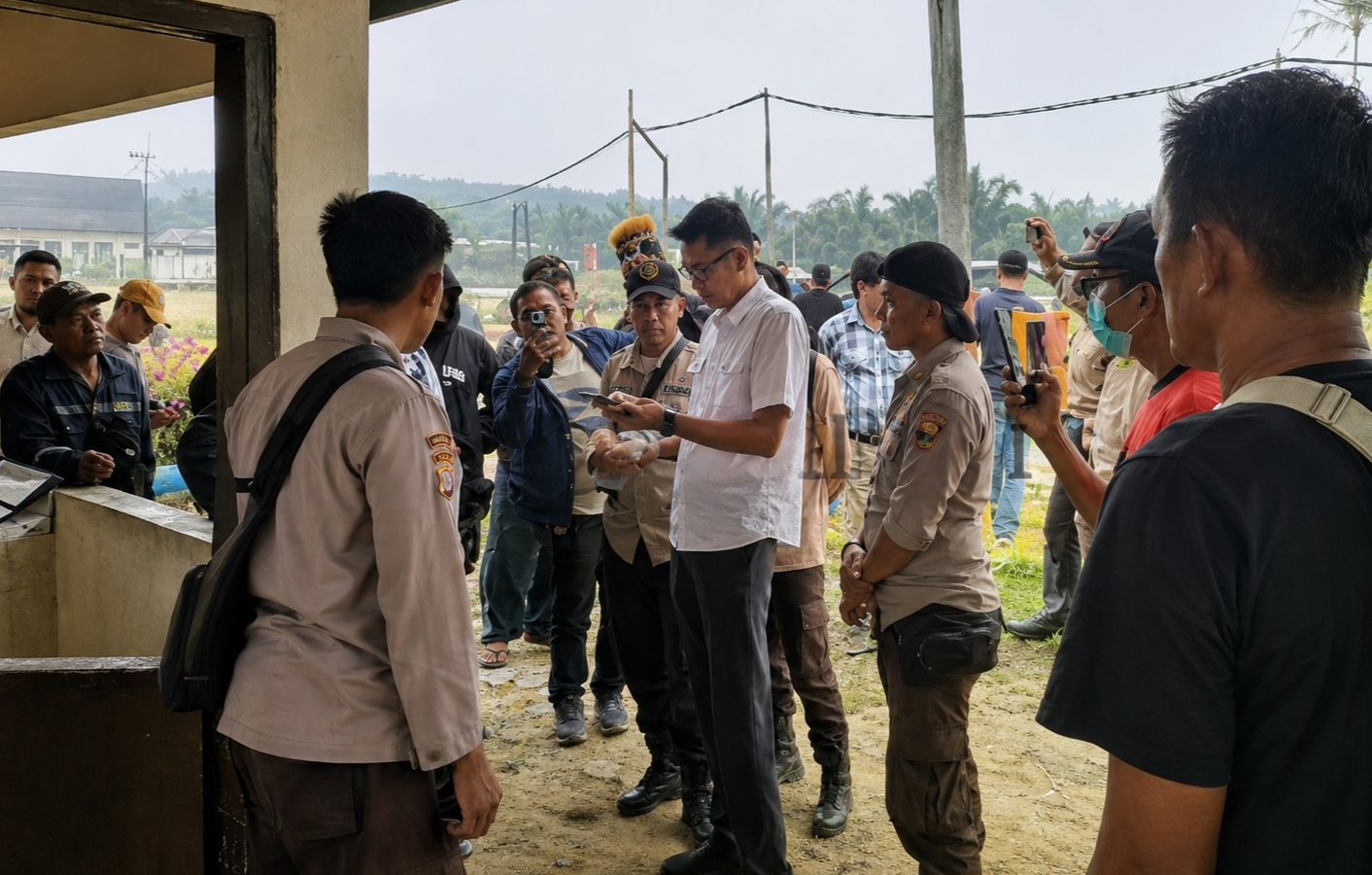 Kelompok Tani Kebun Lolo berada di area perkebunan sawit Desa Sikan, Kecamatan Montallat, Barito Utara, setelah menyatakan mengambil alih pengelolaan lahan.