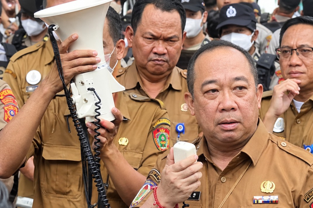 Kepala Dinas Lingkungan Hidup Kalteng Joni Harta saat menerima aspirasi masyarakat dan mahasiswa terkait penanganan karhutla di Palangka Raya.