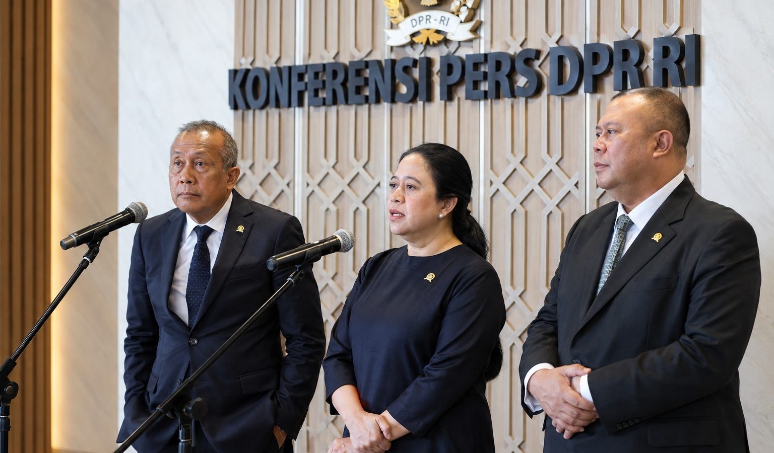 Ketua DPR RI Puan Maharani saat memberikan keterangan mengenai perkembangan pembahasan desain Pemilu 2029 di Kompleks Parlemen.