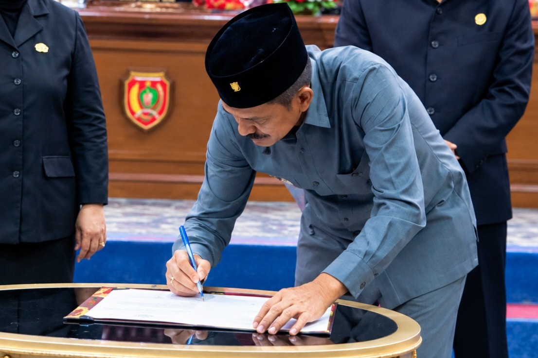 Ketua DPRD Kotawaringin Barat Mulyadin menandatangani dokumen APBD Perubahan dalam agenda resmi pengesahan anggaran daerah.