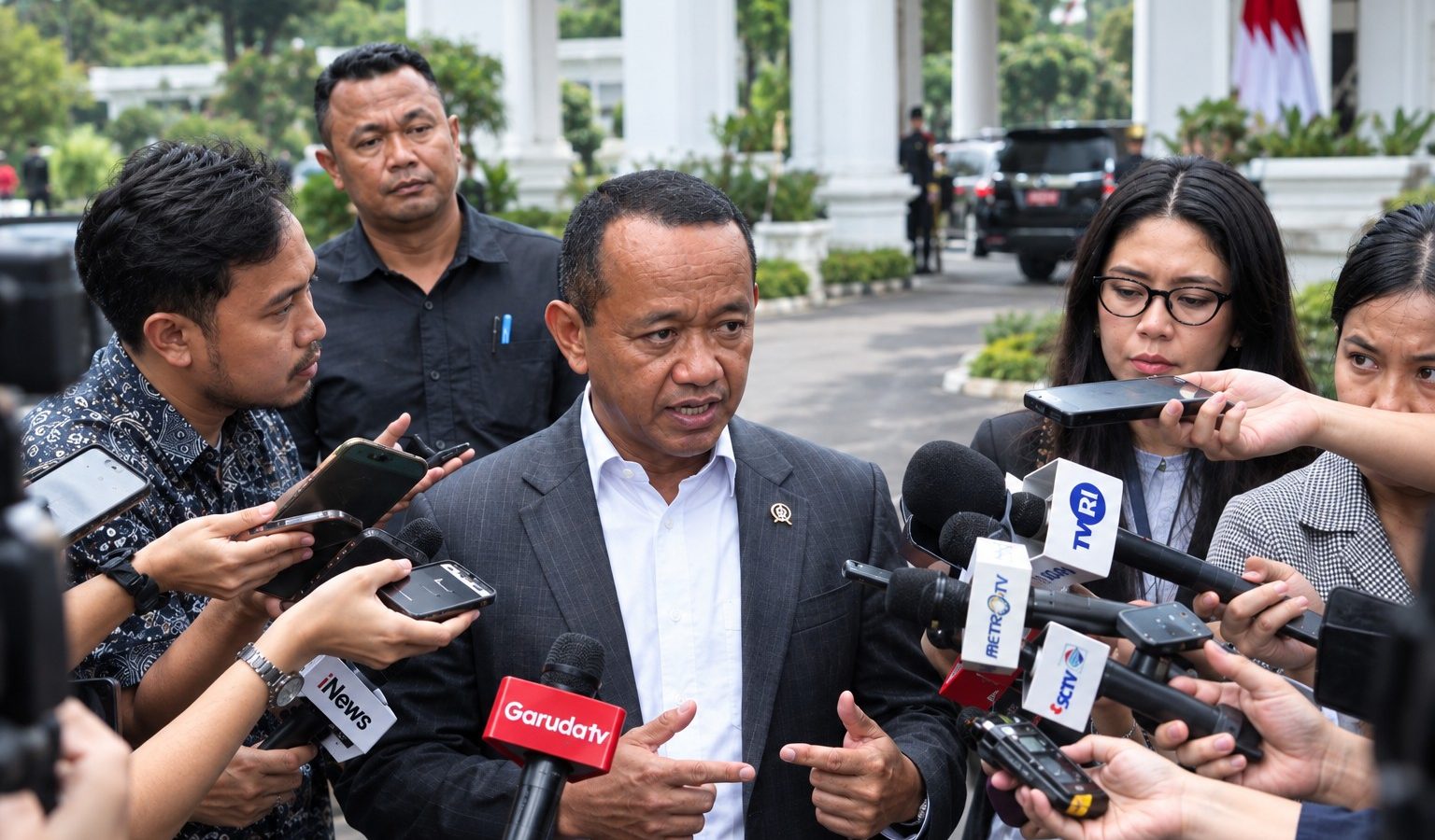 Ketua Umum Partai Golkar Bahlil Lahadalia memberikan keterangan kepada wartawan.