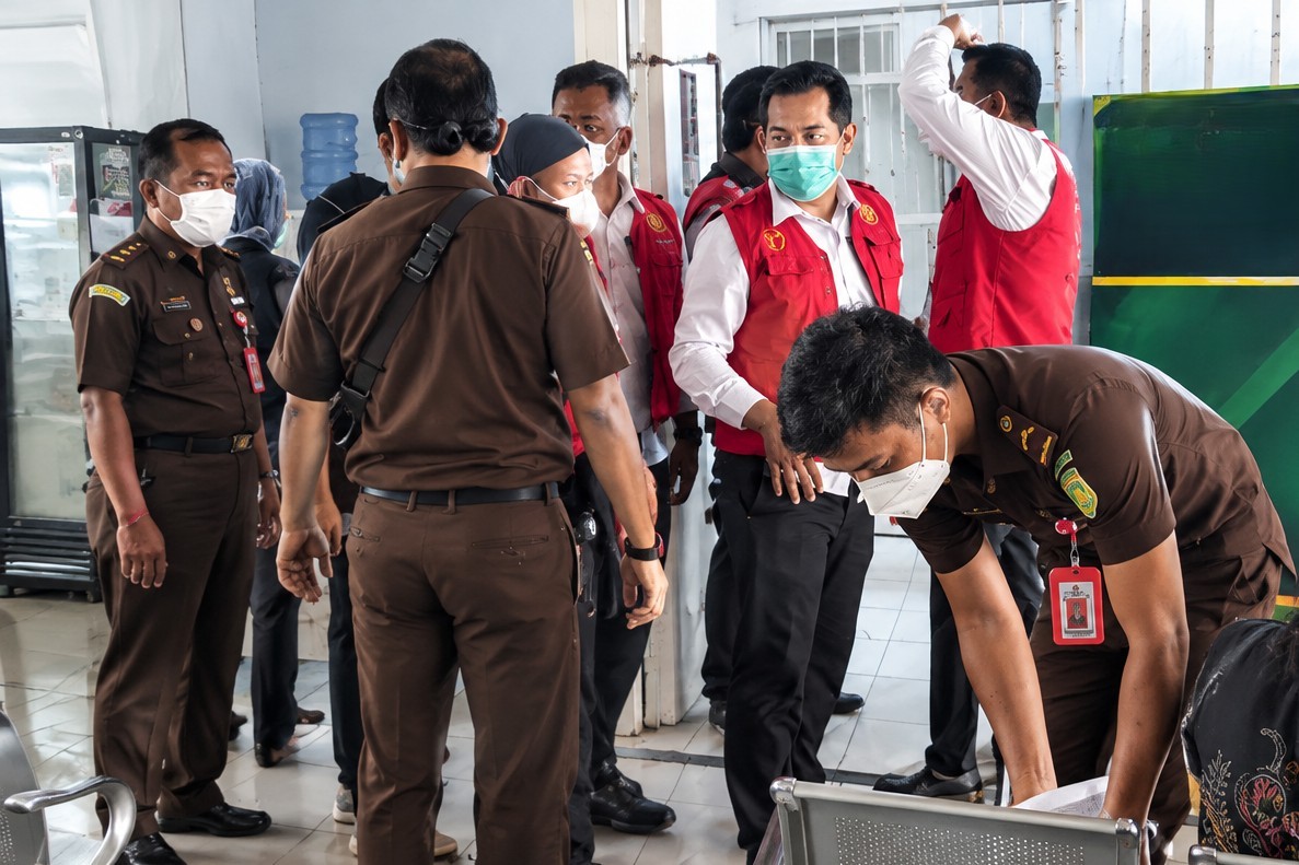 Lima terdakwa perkara dugaan penyelundupan senjata api ke Lapas Kelas IIA Palangka Raya digiring usai menjalani persidangan di Pengadilan Negeri Palangka Raya.