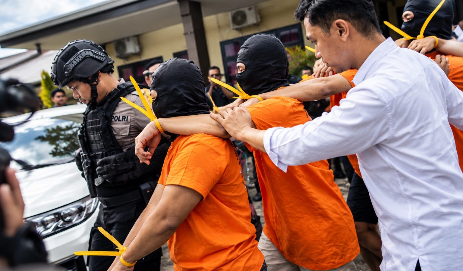 Lima tersangka kasus narkotika digiring menuju sel tahanan Mapolres Barito Timur, Kalimantan Tengah.
