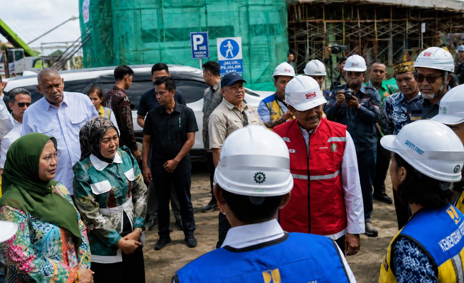 Mensos Saifullah Yusuf meninjau progres pembangunan Sekolah Rakyat di Katingan. Proyek kini terganggu aksi pekerja yang menuntut pembayaran upah tertunggak.