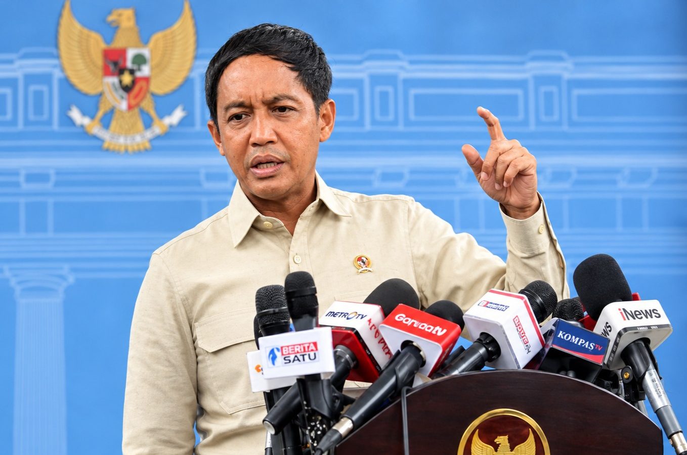 Menteri Kehutanan Raja Antoni.
