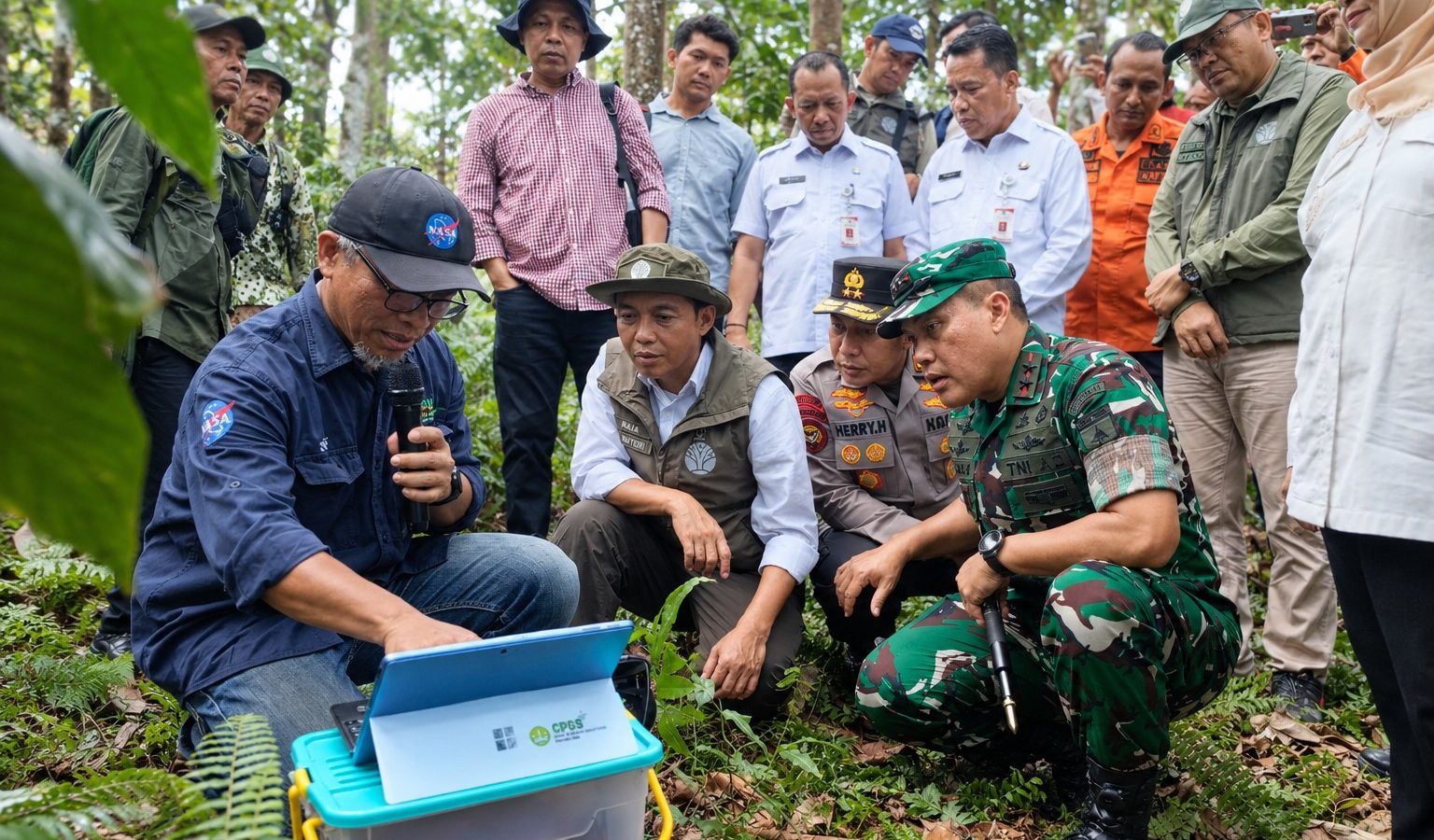 Menteri Kehutanan Raja Juli Antoni saat meninjau pengelolaan gambut.