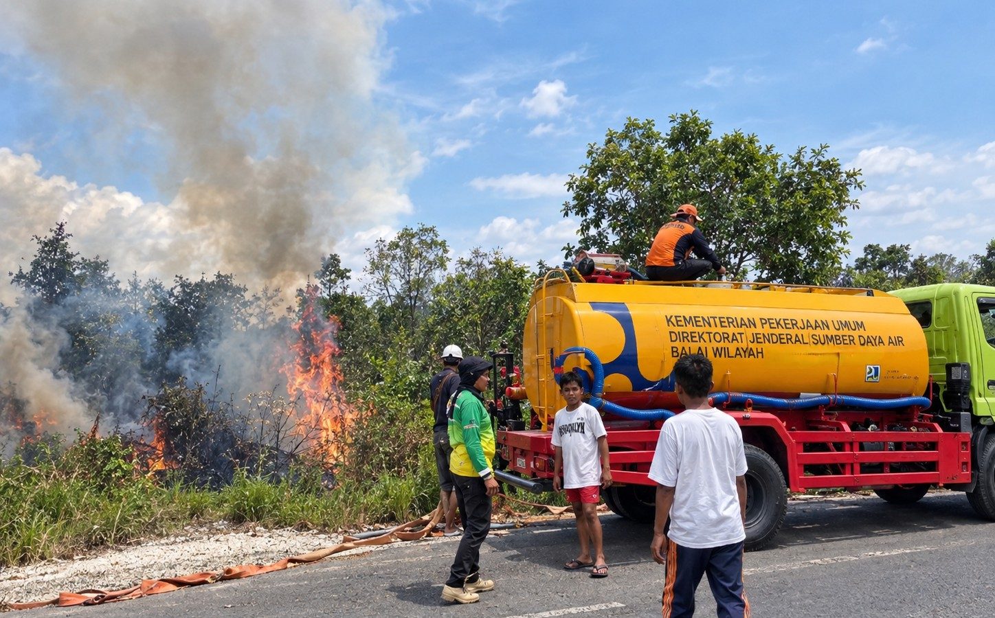 Mobil tangki digunakan untuk memasok air saat penanganan karhutla dan kekeringan di Kabupaten Kotawaringin Timur, Kalimantan Tengah.