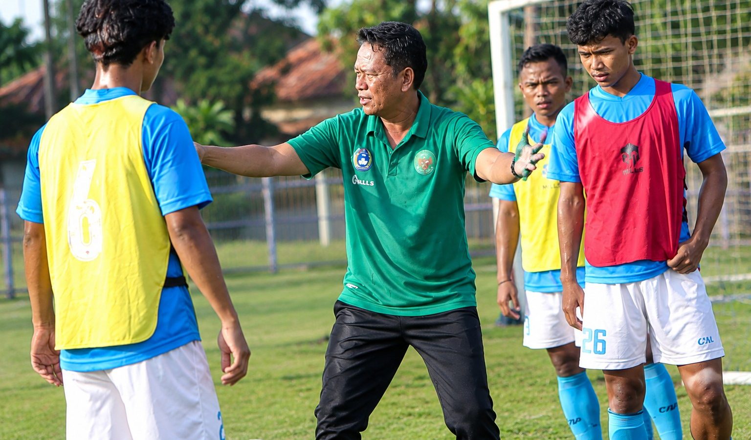 Pelatih Isenmulang Kalteng FC Mundari Karya memberikan arahan kepada para pemain saat sesi latihan jelang menghadapi Bhayangkara Presisi Lampung FC.
