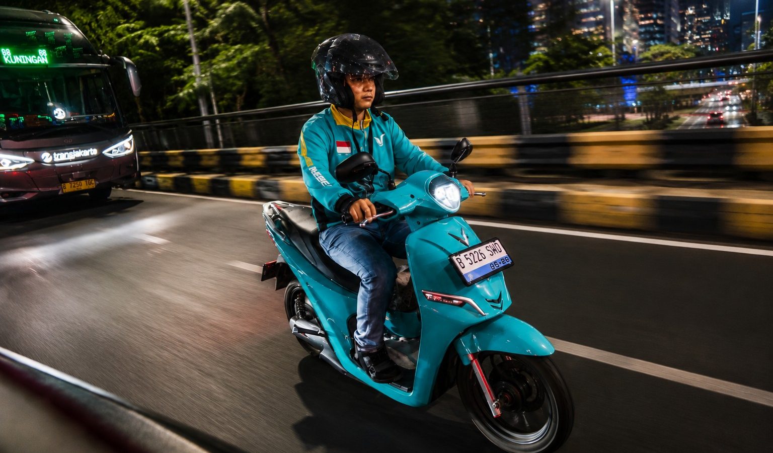 Pengemudi Green SM menggunakan sepeda motor listrik. (dok. Green SM/Vingroup)