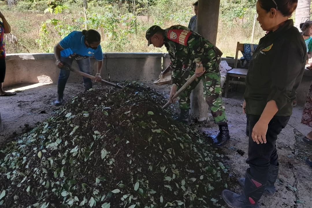 Pengolahan daun dan sampah organik menggunakan EM4 serta molase menjadi pupuk sebagai salah satu upaya mencegah pembakaran lahan di Kotawaringin Timur.