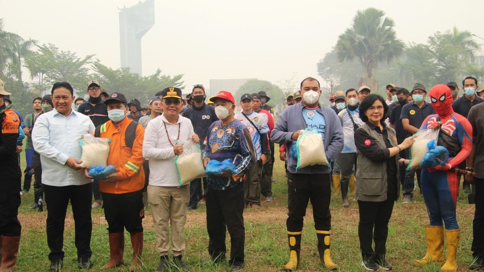 Penyerahan bantuan pangan kepada relawan penanganan karhutla di Istana Isen Mulang, Palangka Raya, Sabtu, 19 September 2026. (dok. MMC Kalteng)