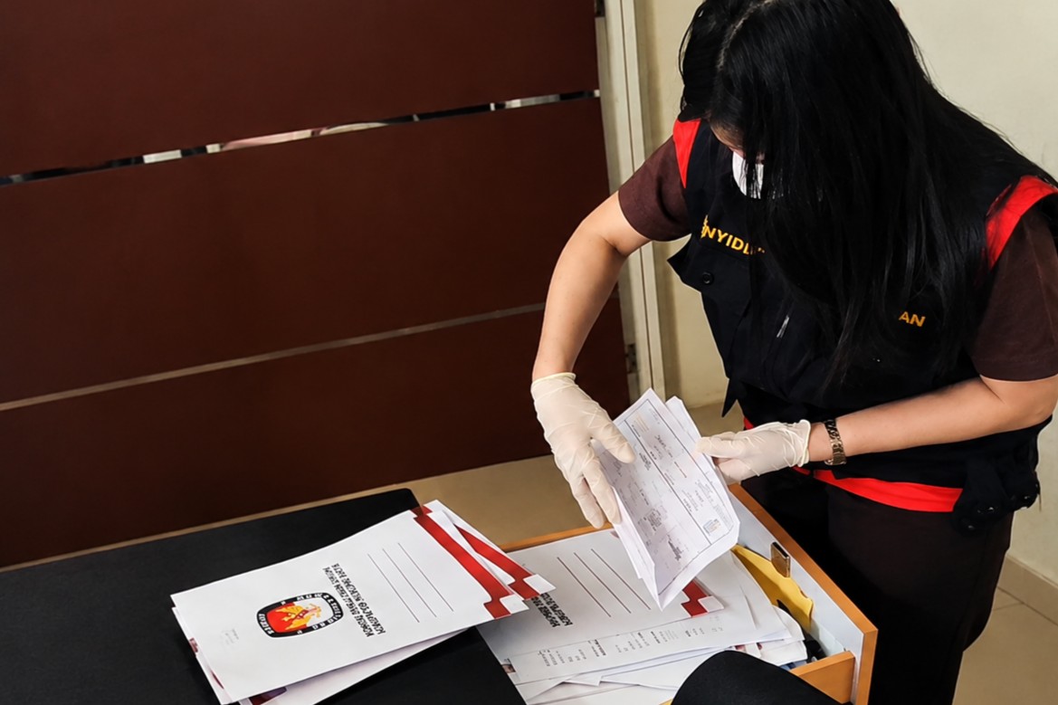 Penyidik Kejaksaan Negeri Murung Raya melakukan penggeledahan di Kantor KPU Murung Raya.