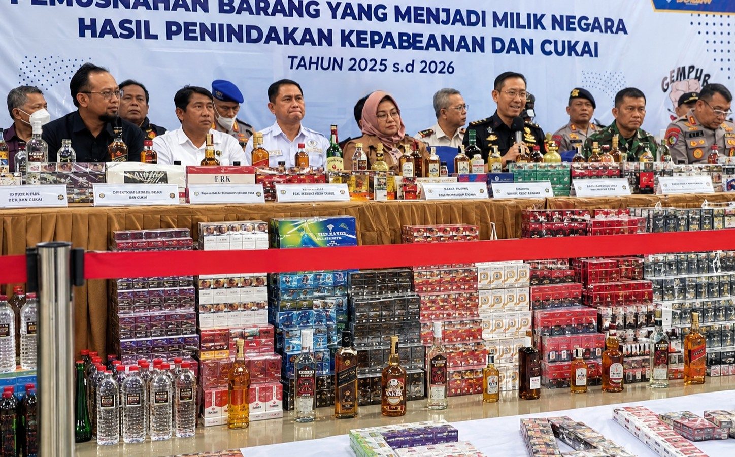 Petugas Bea Cukai memusnahkan rokok dan minuman mengandung etil alkohol ilegal hasil penindakan di Sampit.