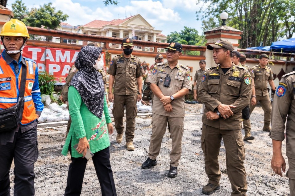 Petugas Satpol PP Kalteng mengecek lokasi PKL di Jalan G. Obos, Palangka Raya, dalam tindak lanjut aduan warga.