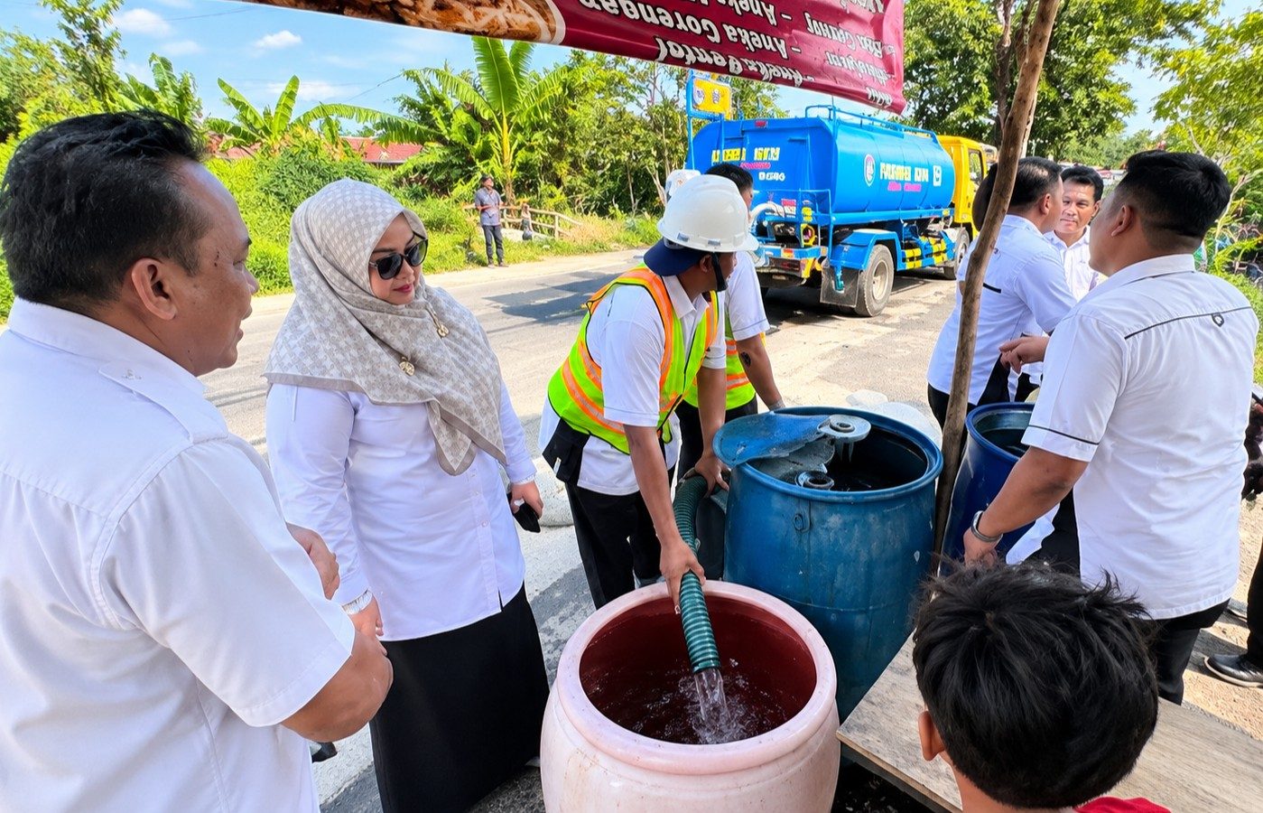 Petugas dan armada Pemkab Kotim menyalurkan air bersih kepada warga Desa Sei Ijum Raya, Mentaya Hilir Selatan, saat sumber air baku terdampak intrusi air laut.