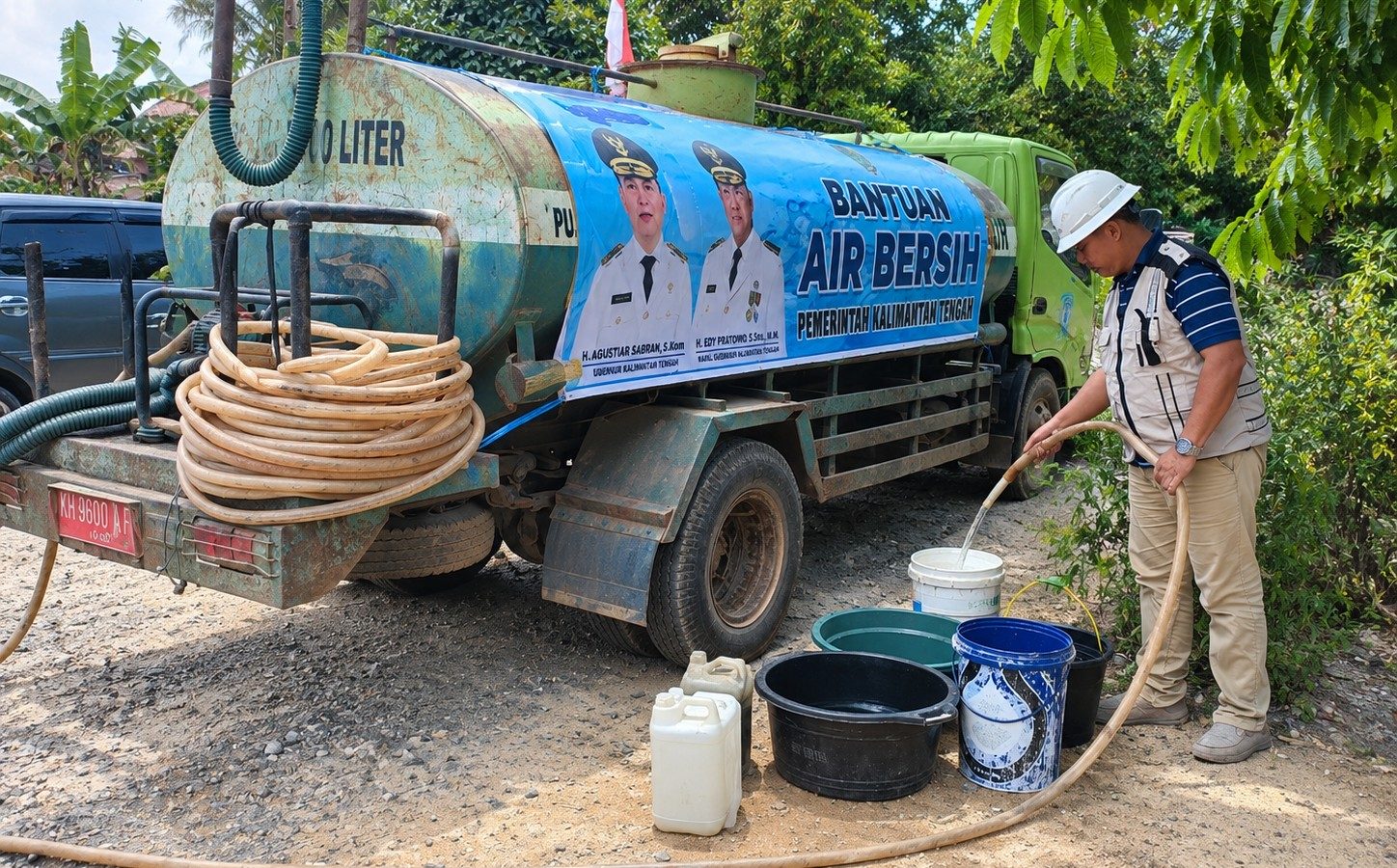 Petugas mendistribusikan air bersih kepada warga, saat musim kemarau.
