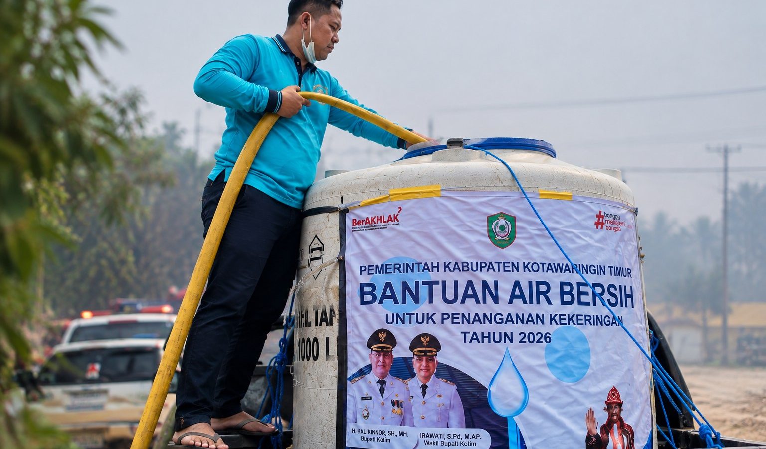 Petugas menyalurkan air bersih untuk membantu warga terdampak kekeringan di Kotawaringin Timur.