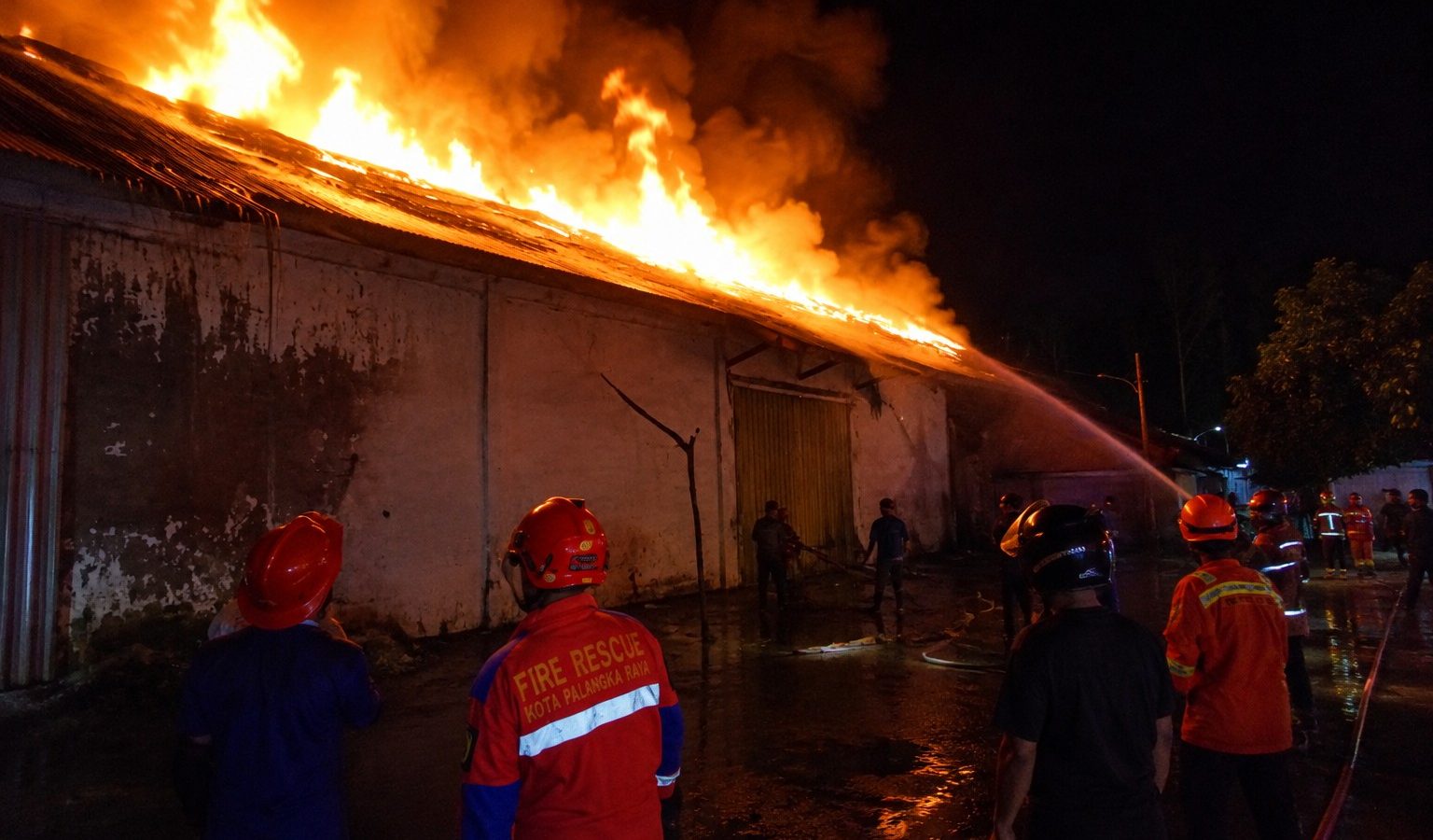 Petugas pemadam kebakaran gabungan memadamkan api di gudang PT Intoboga Mandiri, Palangka Raya, Jumat dini hari.