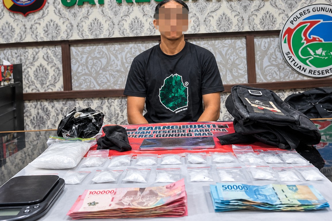 Polisi Gunung Mas mengamankan RA dan menyita 20 paket yang diduga sabu dengan berat bersih 169,57 gram di Kecamatan Rungan. (HMS. Polres Gunung Mas)