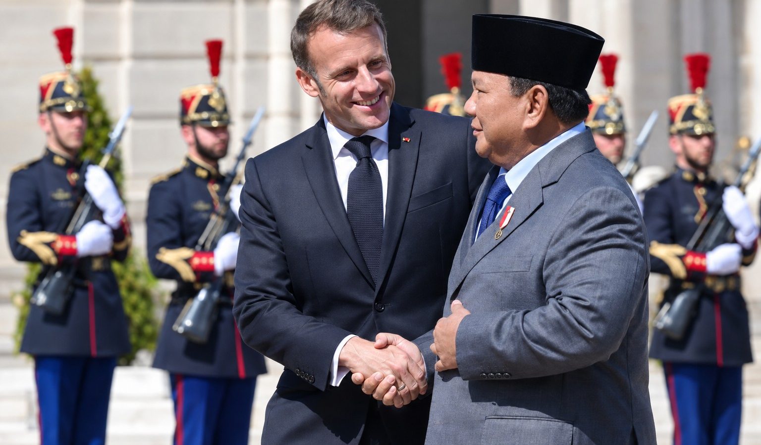 Presiden Prabowo Subianto menjabat tangan Presiden Prancis Emmanuel Macron saat kunjungan kenegaraan di Paris, Prancis.