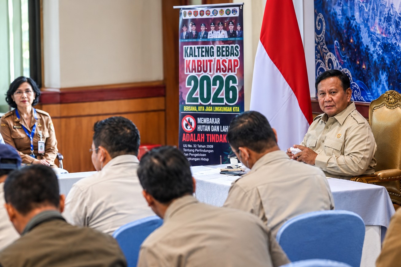 Presiden Prabowo Subianto saat memimpin rapat penanganan kebakaran hutan dan lahan di Palangkaraya.