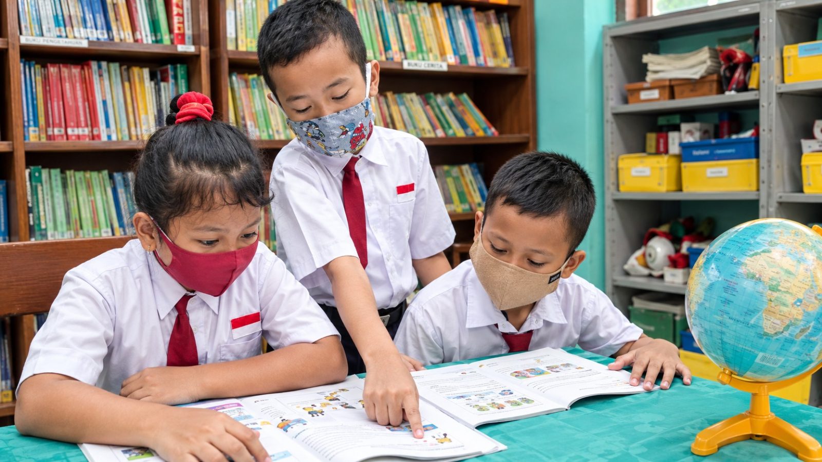 Sejumlah murid SD saat membaca buku di Perpustakaan.