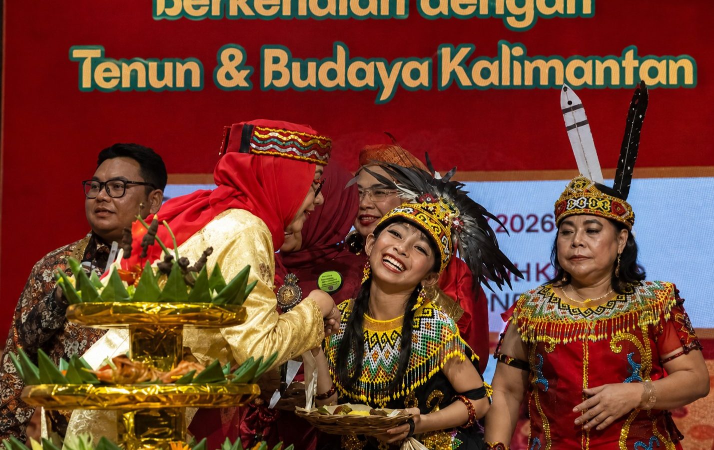 Tanisha, anggota termuda Bakul Budaya Nusantara, menerima nasi Astakona khas Banjar dari Dewi Fajar Marhaeni di FIB UI.(dok. FIB UI)