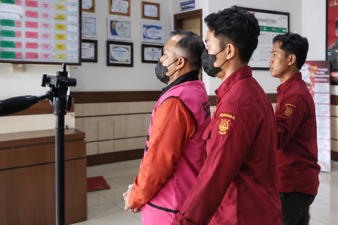 Tersangka SI saat diamankan dan menjalani pemeriksaan di Kejaksaan Negeri Kotawaringin Barat, Pangkalan Bun.