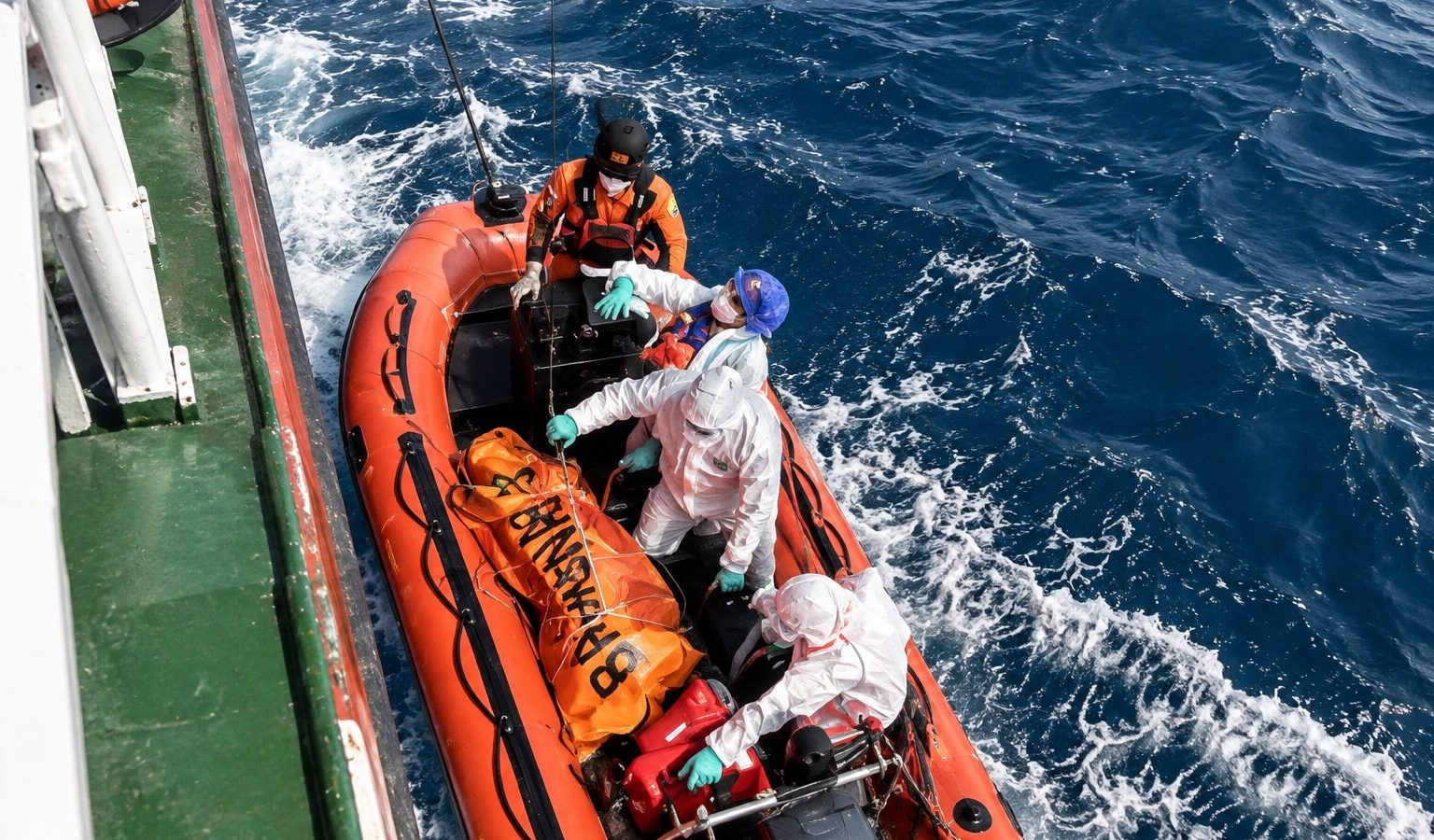 Tim SAR gabungan mengevakuasi jasad yang ditemukan dalam operasi pencarian KM Virgo Transport 8 di perairan Laut Jawa, 22 September 2026.