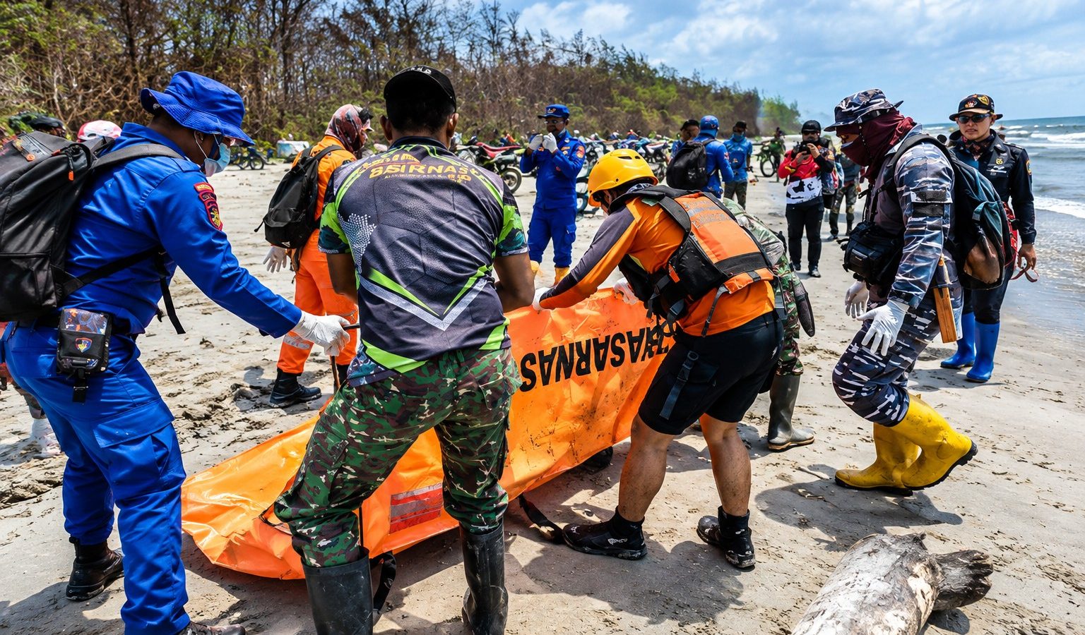 Tim SAR gabungan mengevakuasi jasad yang ditemukan di pesisir Kabupaten Seruyan, Kalimantan Tengah, yang diduga merupakan korban KM Virgo Transport 8.