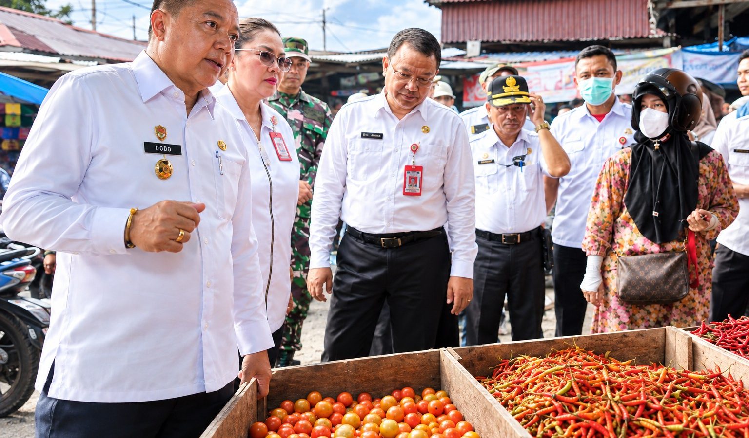 Wakil Bupati Kapuas, Dodo memantau harga dan pasokan bahan pangan di Pasar Blok R, Kuala Kapuas.