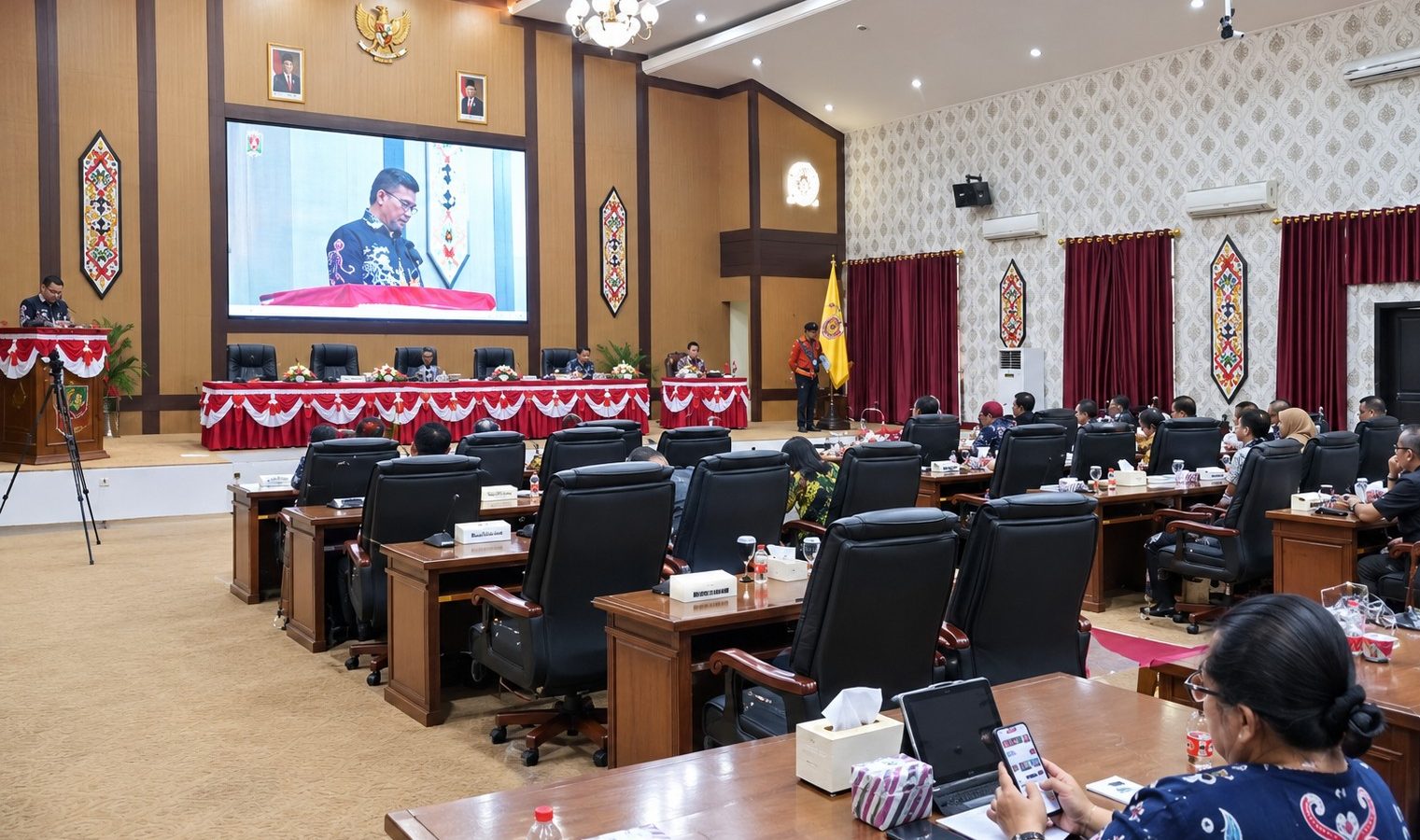 Wakil Bupati Katingan, Firdaus membacakan pidato Bupati Katingan dalam Rapat Paripurna DPRD Katingan.
