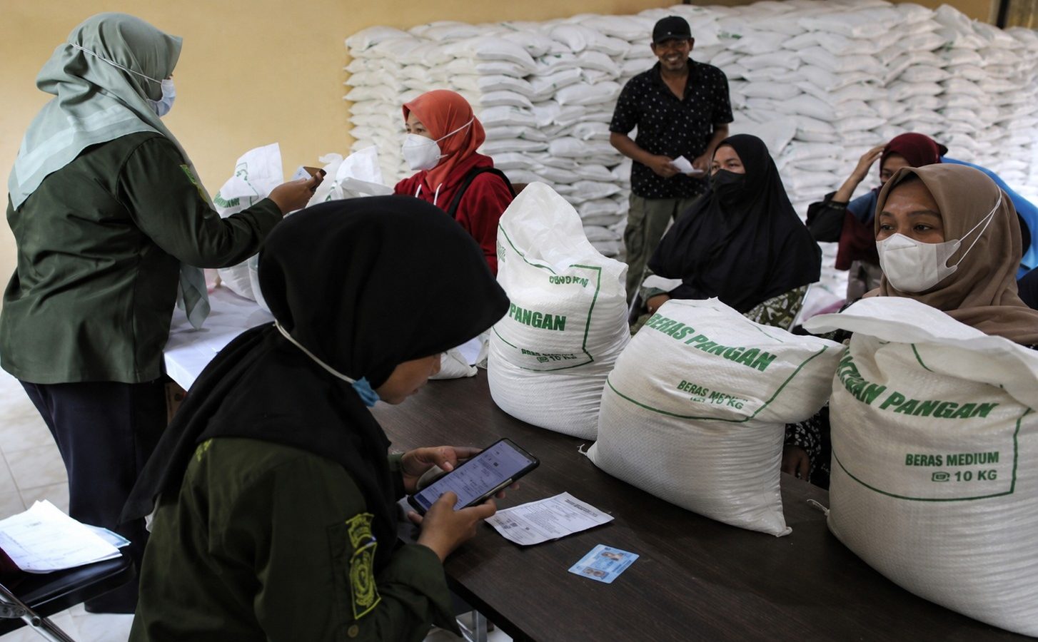 Warga menerima bantuan beras Cadangan Pangan Pemerintah di Palangka Raya, Kalimantan Tengah.